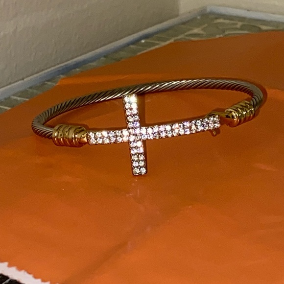 Cross Bracelet - Picture 3 of 6